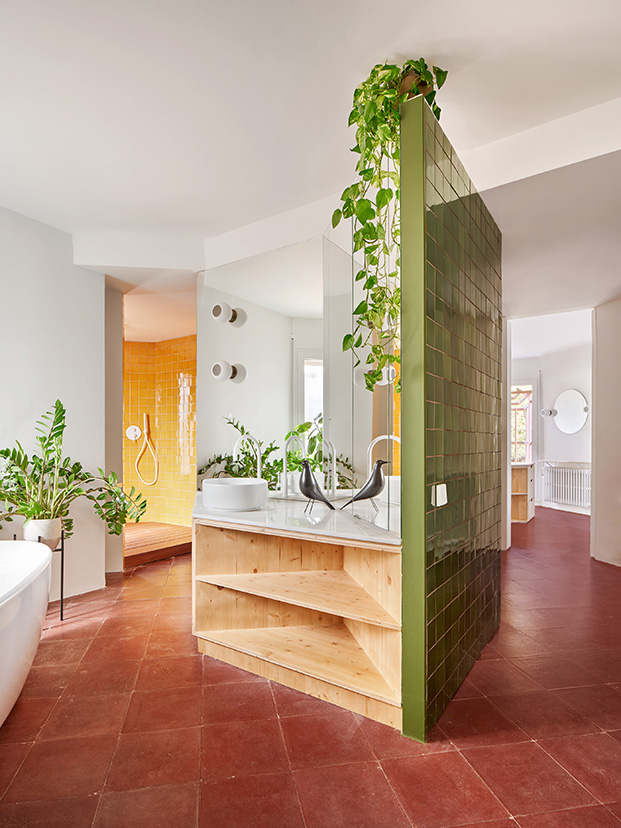 Imagen del baño abierto a los demás espacios en la vivienda de Twobo Arquitectura