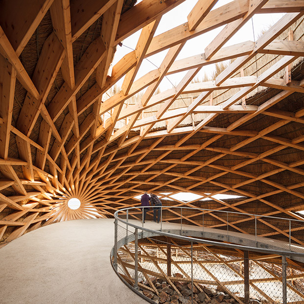 El observatorio de aves diseñado por RAU Architects destaca por su estructura en madera