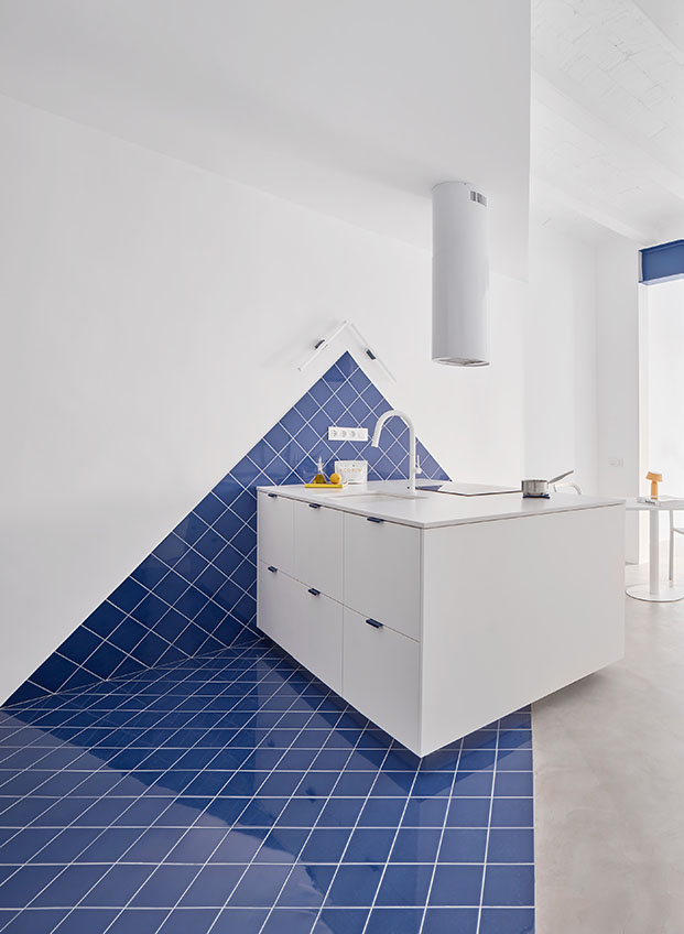 Cocina en color blanco en esta vivienda de Allaround LAB