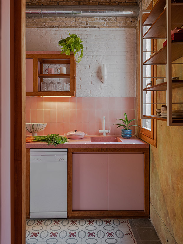 Cocina en tonos rosas patel diseñada por Sigla en una vivienda en Poblenou