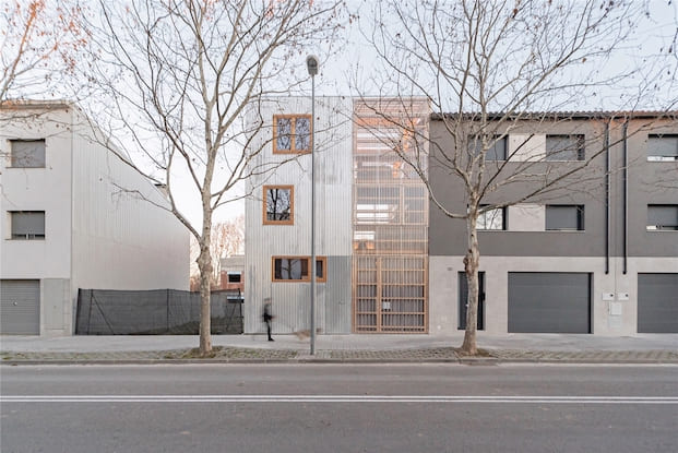 calle fachada edificio hormigon madera ventanas premios de arquitectura