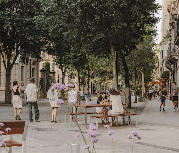 mesa calle barcelona arboles personas premios de arquitectura