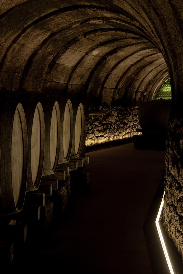 subterraneo barriles arco piedra bodegas en la rioja