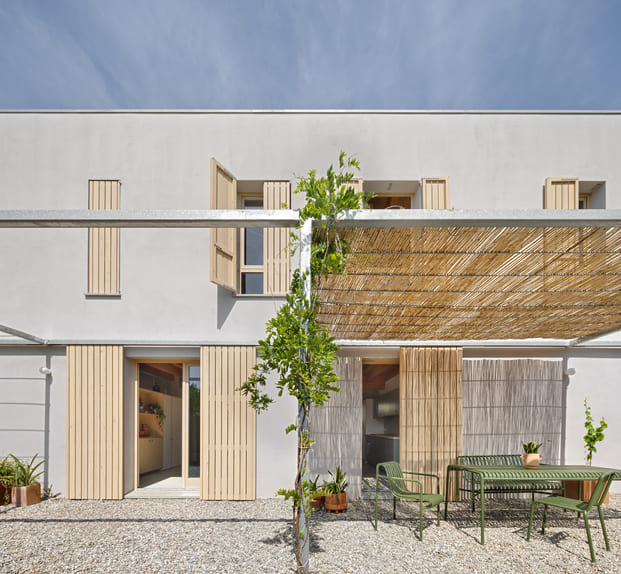 Grandes ventanales de madera de pino en esta vivienda de Kokudev Padilla