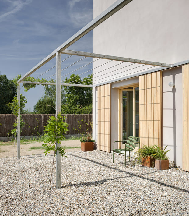 Fachada de Casa Oratge construida con mortero de cal y madera de pino. Una vivienda pasiva diseñada por Kokudev Padilla