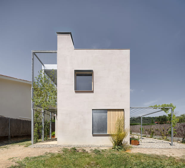 Casa Oratge, una vivienda pasiva en simbiosis con el paisaje de Montseny diseñada por Kokudev Padilla